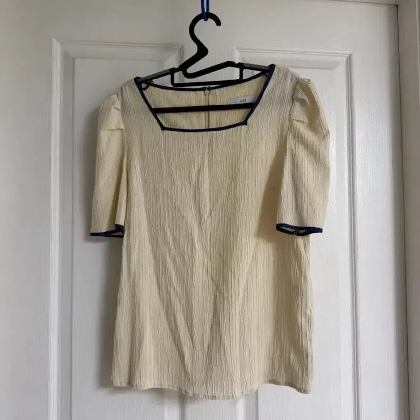 [BUNJANG] ATRE Short-Sleeve Blouse Shirt / 아트레 블라우스 ATRE 반팔블라우스 반팔셔츠 반팔