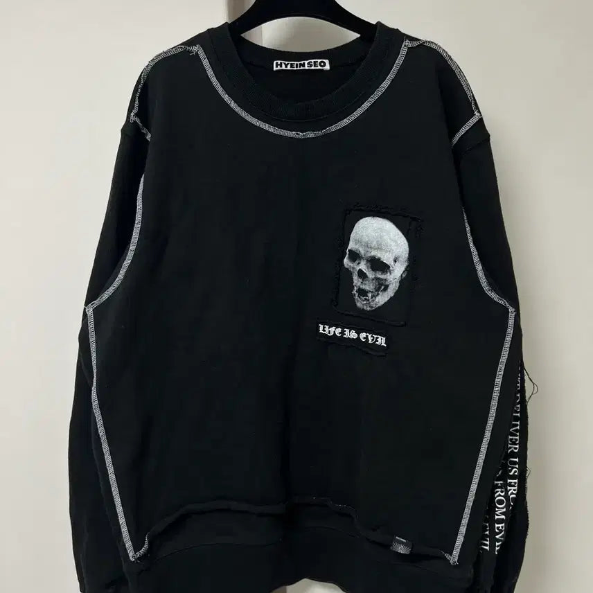 [BUNJANG] Hyein Seo Black Vintage Patch Sweatshirt / 혜인서 블랙 빈티지 패치 맨투맨