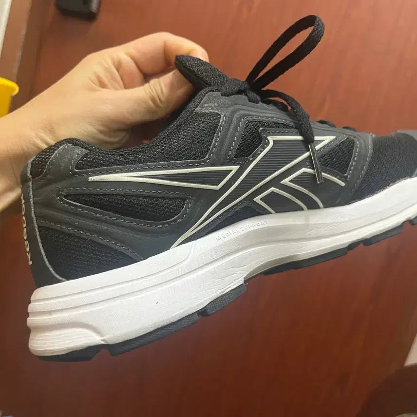 [BUNJANG] Reebok Sneakers Black White / 리복 운동화 블랙 화이트