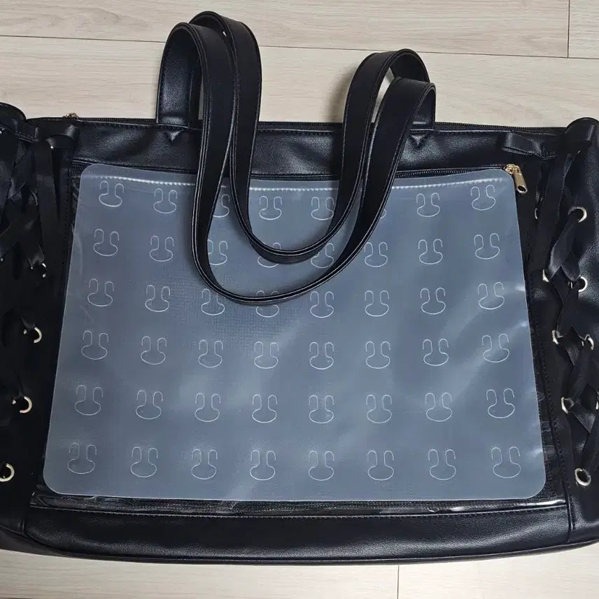 [BUNJANG] WEGO Lace-up Ita Bag L Size Black 56cm with 48 Can Badges / 위고 레이스업 이타백 L사이즈 블랙 56cm 캔뱃지 48개 이타백 시트 판매 양도