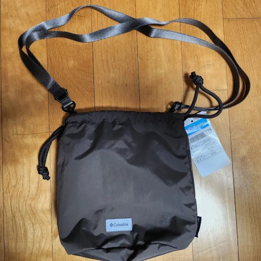 [BUNJANG] Columbia 3L Drawstring Shoulder Bag (Black) / [새상품] 컬럼비아 3L 드로스트링 숄더백(블랙)