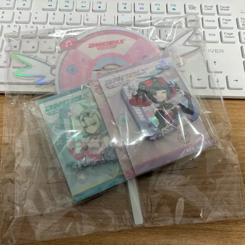[BUNJANG] Zenless Zone Zero ZZZ Official KFC Collaboration Angelia Can Badge & Support Light Stick Set / 젠레스 존 제로 ZZZ 공식 KFC콜라보 엔젤디 캔뱃지 응원봉 세트