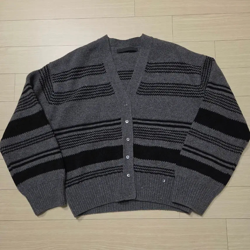 [BUNJANG] VOV Striped V-Neck Cardigan / [보브 VOV] 스트라이프 브이넥 가디건