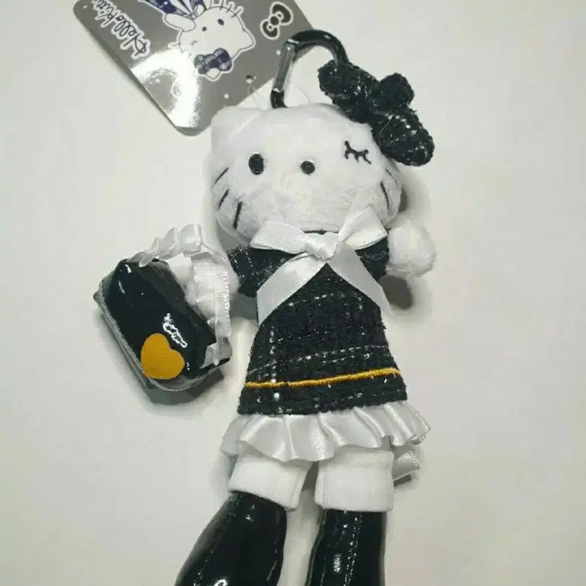 [BUNJANG] Hello Kitty Tweed Dress Doll Charm / 헬로키티 트위드 원피스 인형 키링 (8월까지만 판매)