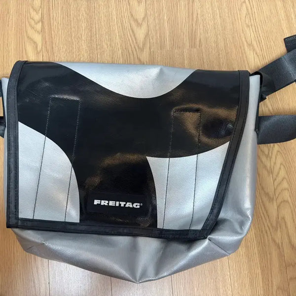 [BUNJANG] Freitag Dexter Crossbody Bag (Gray/Black) / 프라이탁 덱스터 그레이 블랙