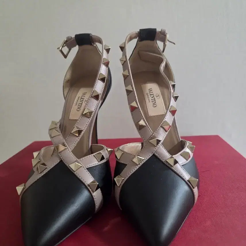 [BUNJANG] Valentino Garavani Rockstud Leather Pumps Black Beige / 정품 발렌티노 락스터드 펌프스 힐 블랙 베이지