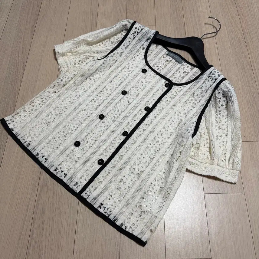 [BUNJANG] Boutique See-Through Lace Short-Sleeve Blouse - Ivory, Semi-Cropped / 르니앤맥코이 시스루 레이스 반팔 블라우스 아이보리 세미크롭