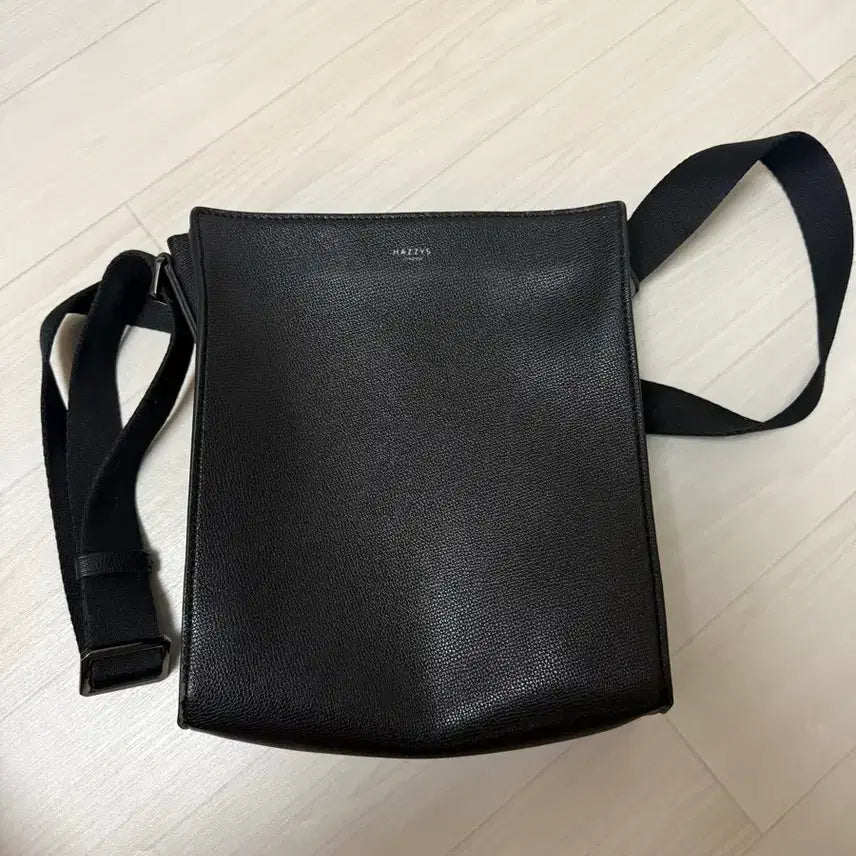 [BUNJANG] Hazzys Black Leather Silver Logo Crossbody Bag / 헤지스 블랙가죽 실버로고 크로스백