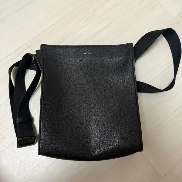 [BUNJANG] Hazzys Black Leather Silver Logo Crossbody Bag / 헤지스 블랙가죽 실버로고 크로스백