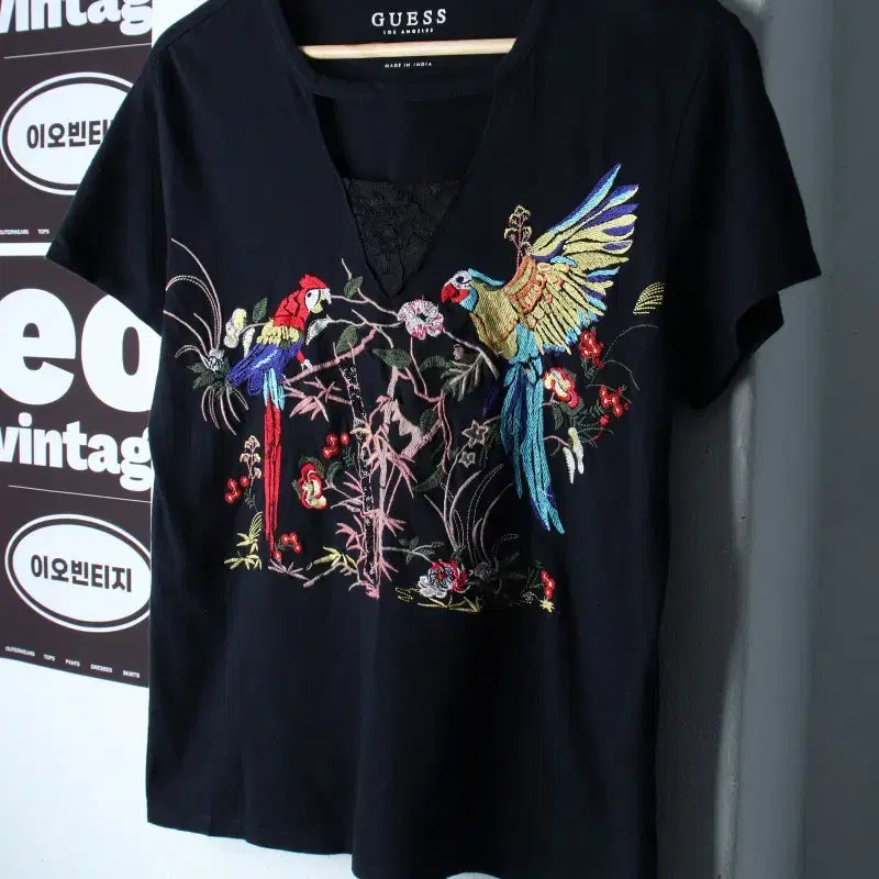 [BUNJANG] Guess Embroidered Parrot Black T-Shirt / W(S-M) 게스 반팔 티셔츠 앵무새자수 블랙 올드스쿨-H36771