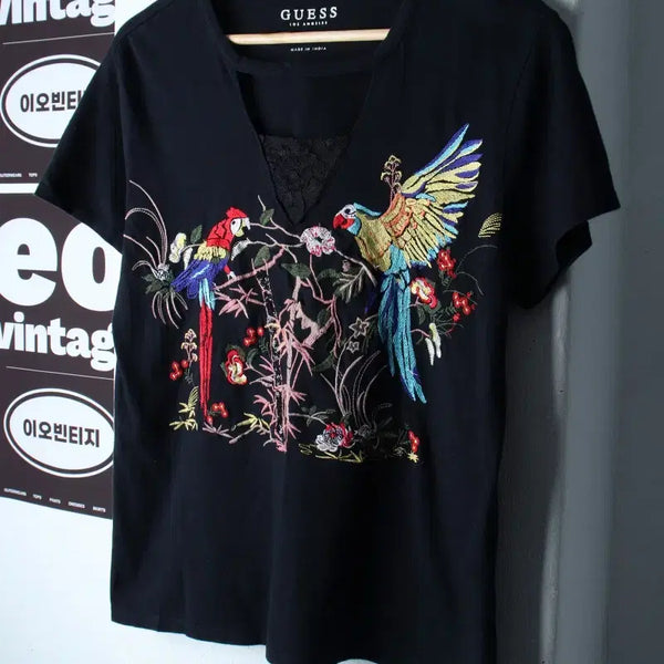 [BUNJANG] Guess Embroidered Parrot Black T-Shirt / W(S-M) 게스 반팔 티셔츠 앵무새자수 블랙 올드스쿨-H36771