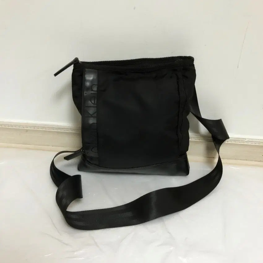 [BUNJANG] Calvin Klein Crossbody Bag / 캘빈클라인 크로스백@9909