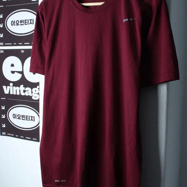 [BUNJANG] Nike Dri-FIT Graphic Training T-Shirt Burgundy (Men's) / (M-L) 나이키 반팔 티셔츠 기능성 버건디 무지 런닝 러닝-H36784