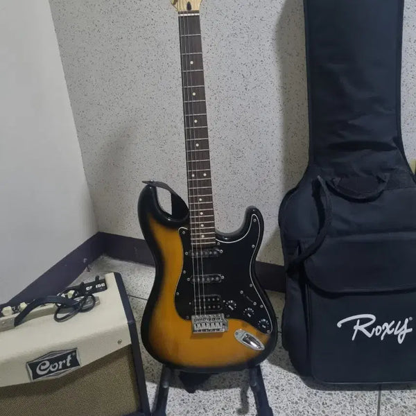 [BUNJANG] Roxy Stratocaster Style Electric Guitar Bundle with Cort Amplifier and Gig Bag / Roxy 일렉기타&엠프&가방