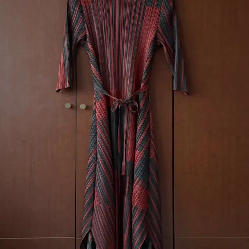 [BUNJANG] Pleated Stripe Long Dress (Red/Gray) / 플리츠 스트라이프 롱 원피스 (레드/그레이)