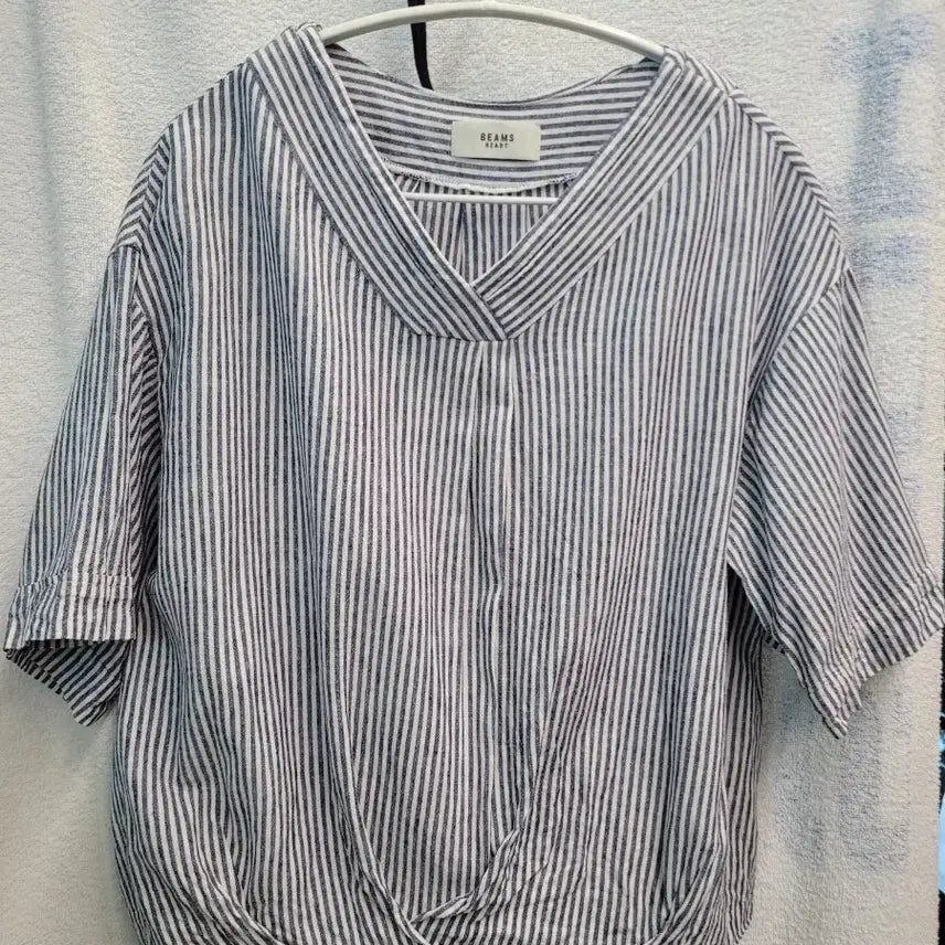 [BUNJANG] Beams V-Neck Stripe Blouse (Women's Free Size) / 빔스 V넥 스트라이프 블라우느 여성 F