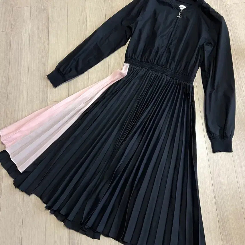 [BUNJANG] DEWL Pleated Contrast Back-Lettering Half-Zip Long Dress / 듀엘 DEWL 바스락 쉬폰 플리츠 배색 백레터링 반집업 롱원피스 블랙 핑크