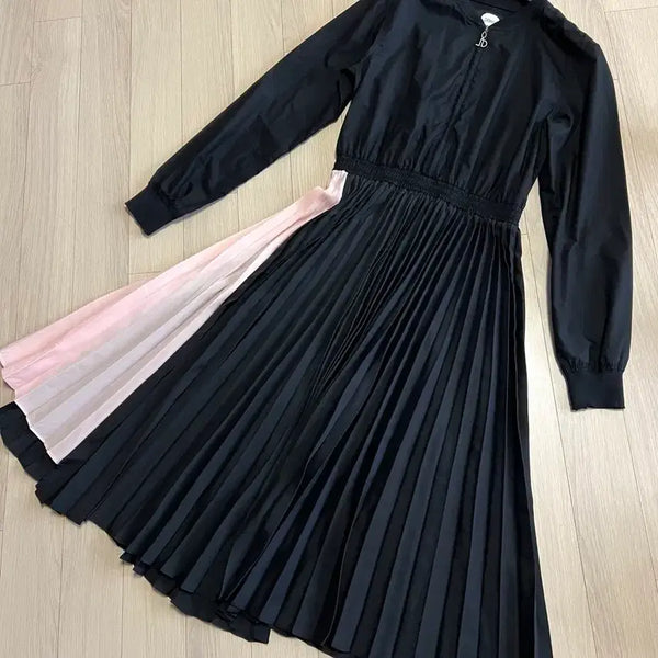 [BUNJANG] DEWL Pleated Contrast Back-Lettering Half-Zip Long Dress / 듀엘 DEWL 바스락 쉬폰 플리츠 배색 백레터링 반집업 롱원피스 블랙 핑크