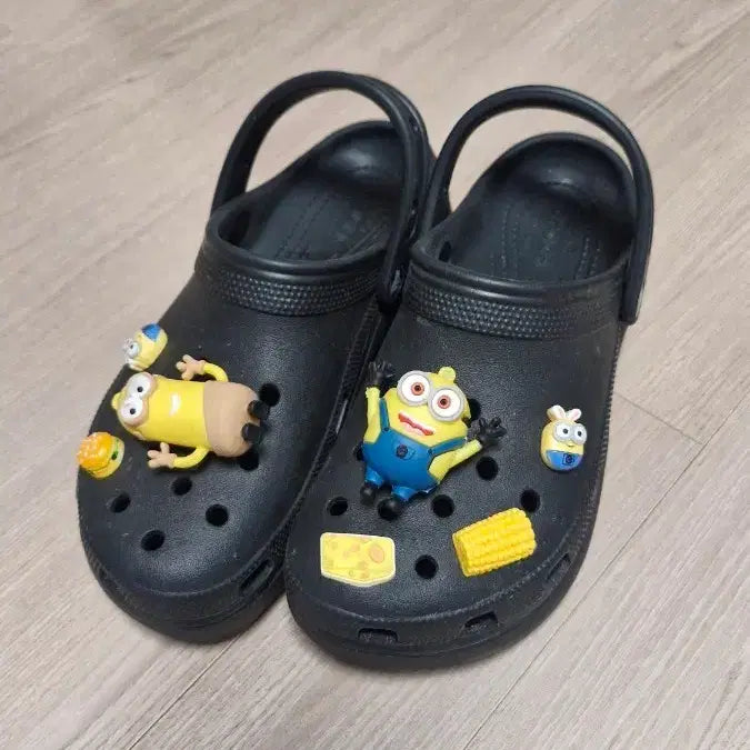 [BUNJANG] Crocs Minions Jibbitz Sandals (Black, Size 8/250) / 크록스샌들  블랙  8(250)