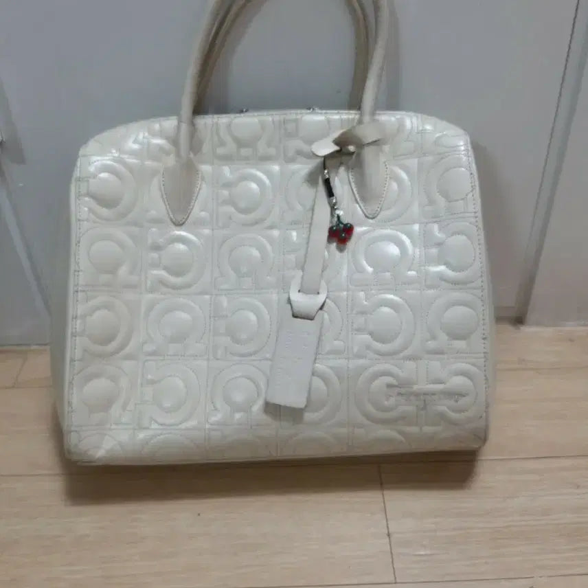 [BUNJANG] Salvatore Ferragamo Gancini Shoulder Bag White / 페라가모 간치니 숄더백 화이트