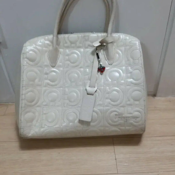 [BUNJANG] Salvatore Ferragamo Gancini Shoulder Bag White / 페라가모 간치니 숄더백 화이트