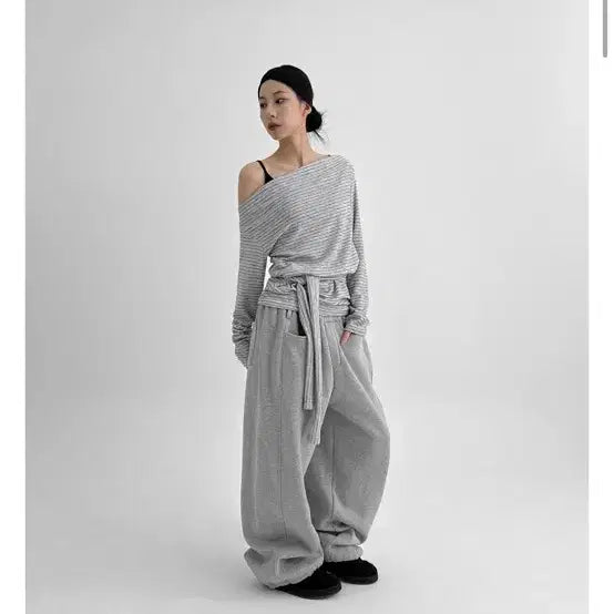 [BUNJANG] Black Up Rebr Stripe Strap Off-Shoulder Long Sleeve Top / 블랙업 렉브 스트라이프 스트랩 오프숄더 긴팔티 블랙
