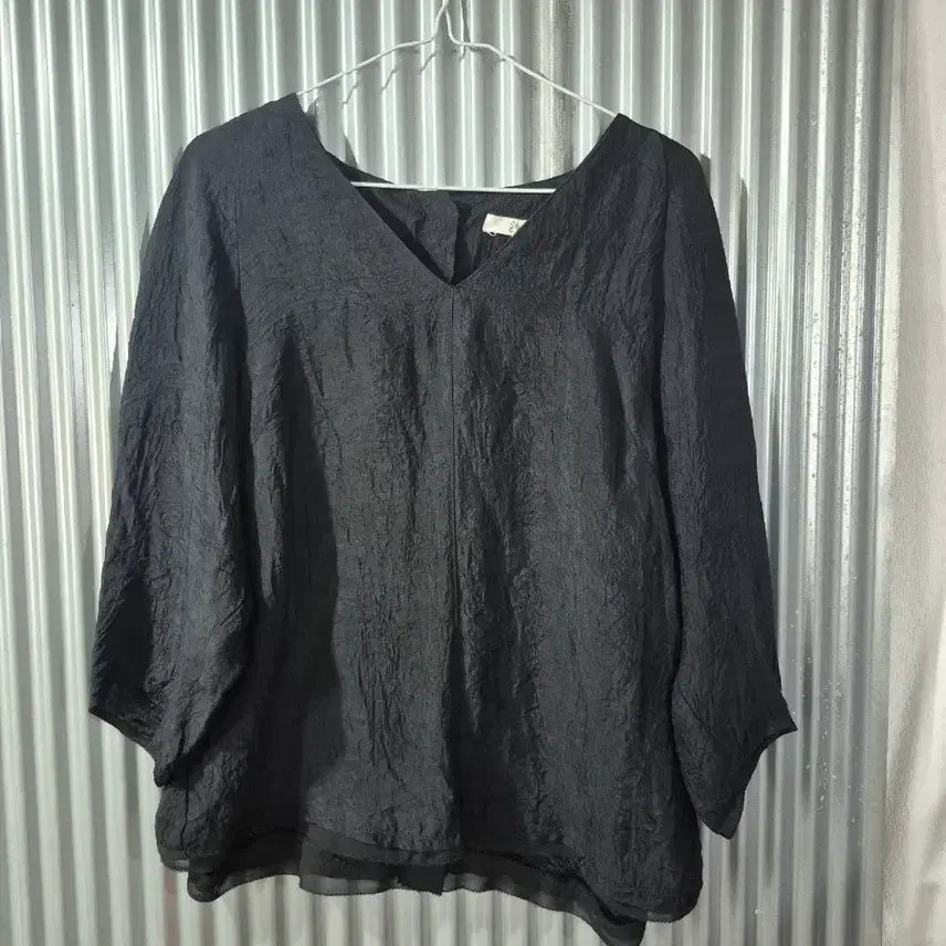 [BUNJANG] J.Studio Women's Black Textured V-Neck Blouse / 66 지스튜디오 여성 블랙 텍스쳐 브이넥 블라우스