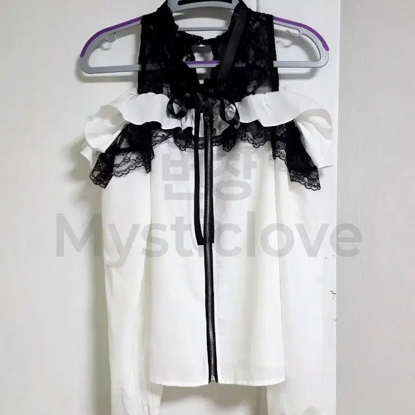 [BUNJANG] Ma*rs Off-Shoulder Frill Blouse / 마즈Ma*rs 어깨 트임 오프숄더 프릴 슬라이더 블라우스 화이트 양지뢰 지뢰계