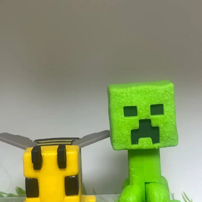 [BUNJANG] McDonald's Minecraft Creeper & Bee Figure Set / 맥도날드 마인크래프트 크리퍼 꿀벌 피규어