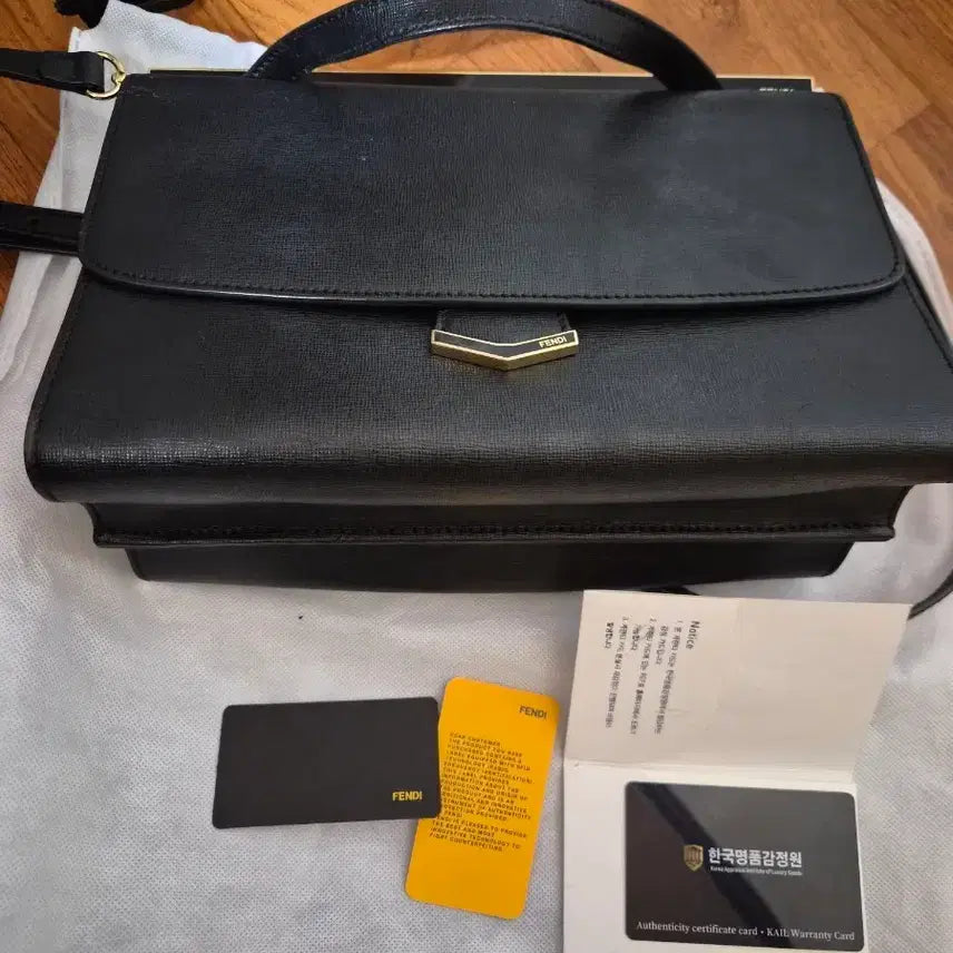 [BUNJANG] Fendi Women's Black Gold Logo Shoulder Bag / 펜디 여성 블랙 금장 로고 숄더백