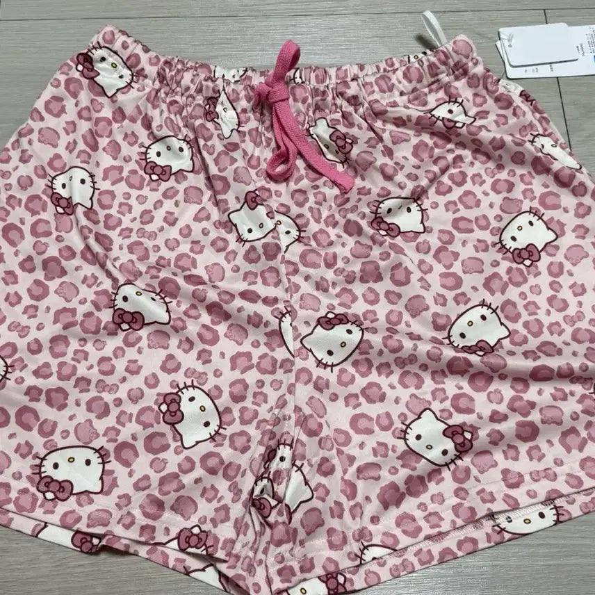 [BUNJANG] Sanrio Hello Kitty Leopard Print Pajama Shorts / 산리오 호피키티 아베일 잠옷 반바지