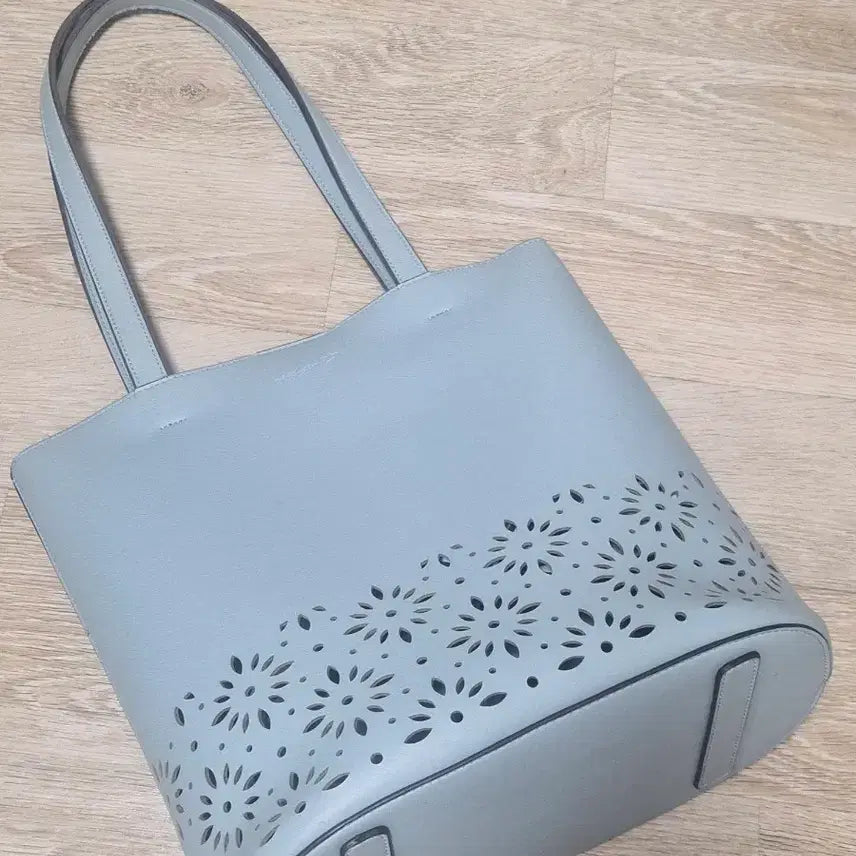 [BUNJANG] Floral Punching Tote Bag / 꽃무늬 펀칭 토트백