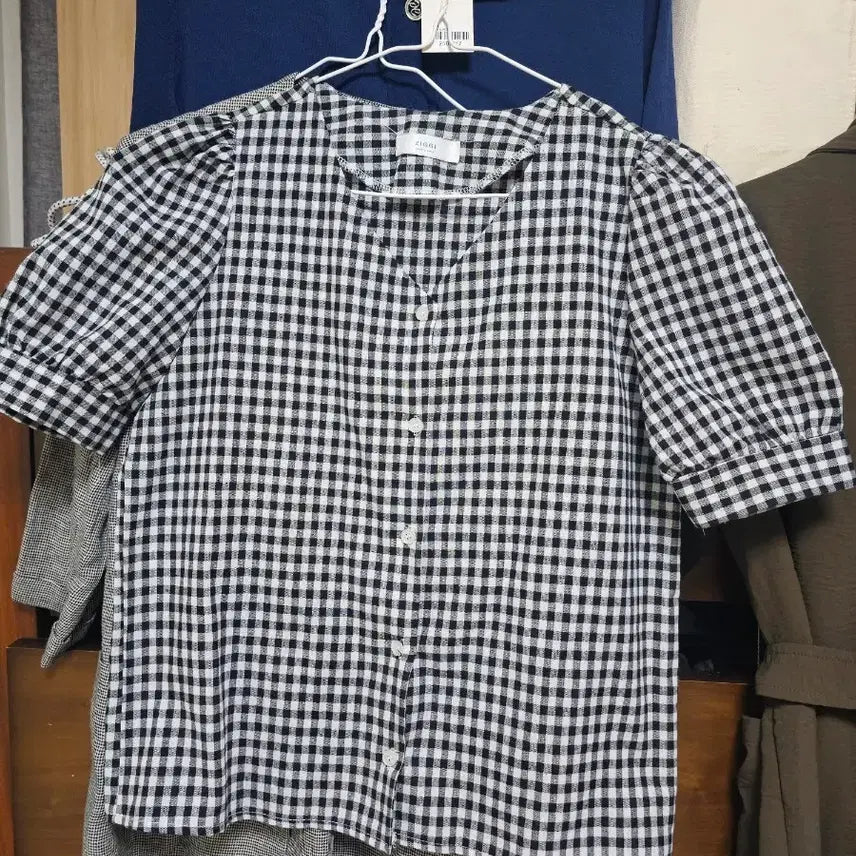 [BUNJANG] Checkered Puff Sleeve Blouse / 체크무늬 퍼프 소매 블라우스