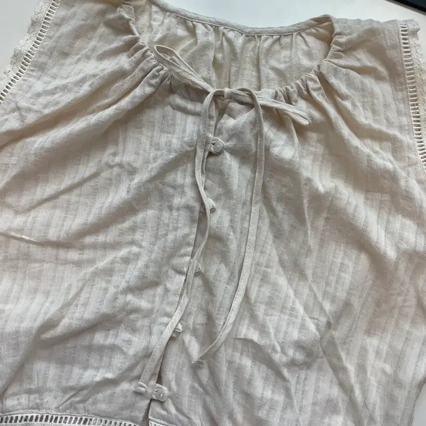 [BUNJANG] Maybe Baby Lace Detail Blouse / 메이비베이비 블라우스