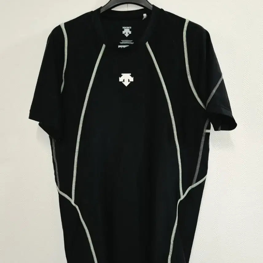 [BUNJANG] Descente Short Sleeve T-Shirt Black / 데상트 반팔 티셔츠 블랙