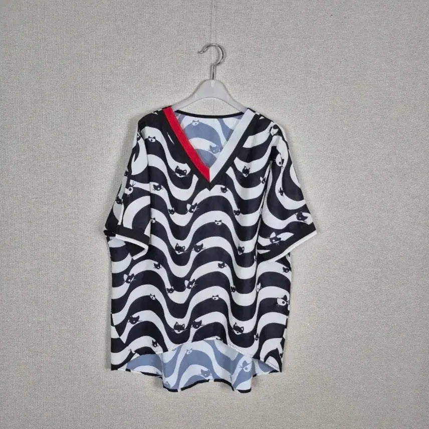 [BUNJANG] Plus Size Cat Pattern V-Neck Short Sleeve Blouse / (#88,99추천)빅사이즈 고양이 패턴 브이넥 반팔 블라우스