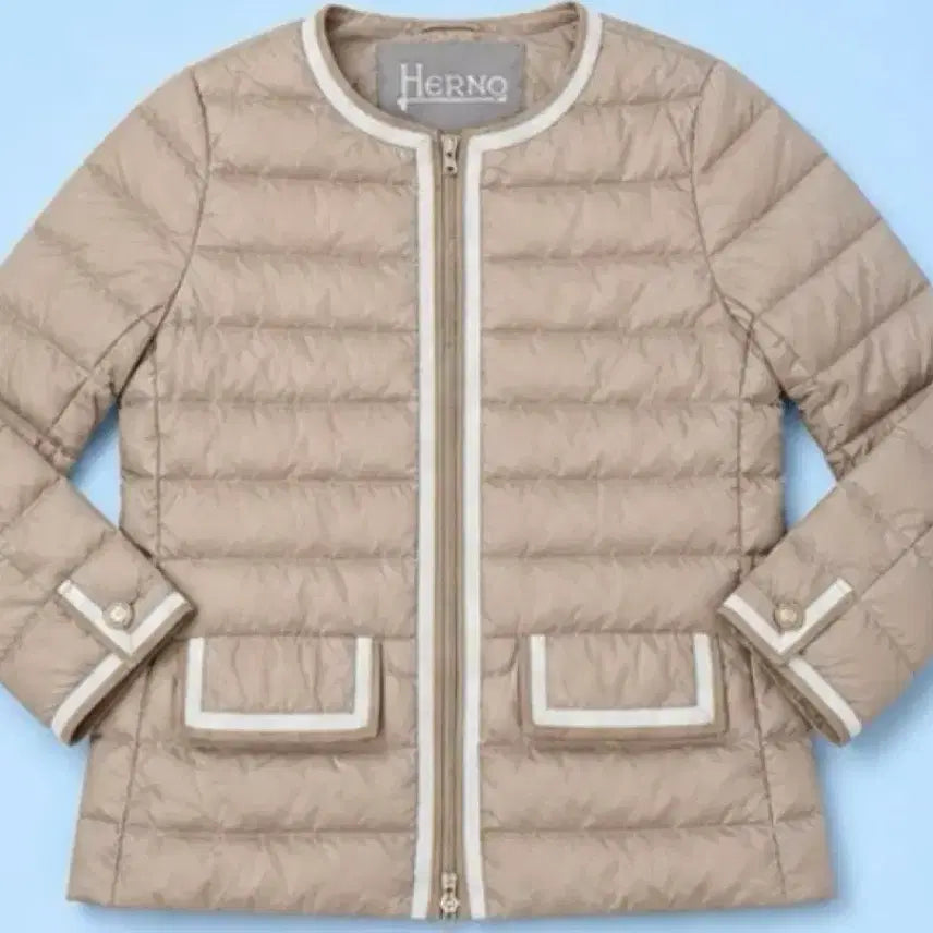 [BUNJANG] HERNO Lightweight Padded Jacket / 깔끔한 디자인의 HERNO 경량 패딩이에요 라운드넥 디자인으로 어떤 옷에도 잘 어울려요 가볍고 따뜻해서 간절기에 입기 좋아요 데일리로 편하게 입기 좋은 패딩이랍니다 에르노는 이탈리