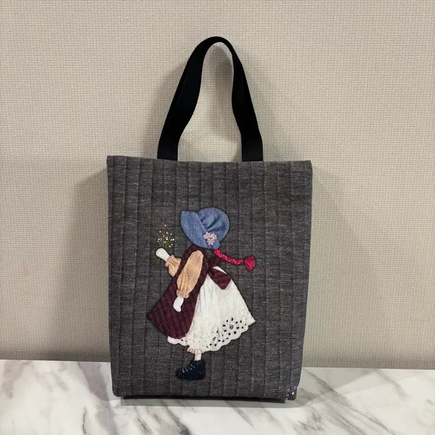 [BUNJANG] Girl Holding Flowers Tote Bag / 꽃을 든 소녀 토트백
