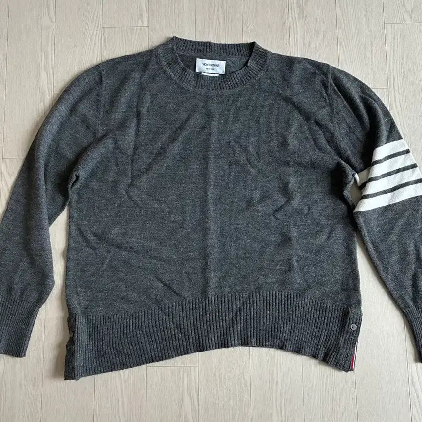 [BUNJANG] Men's Gray Knit Sweater with Three-Stripe Detail / 남성 니트