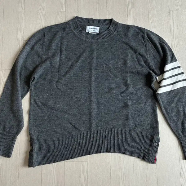 [BUNJANG] Men's Gray Knit Sweater with Three-Stripe Detail / 남성 니트