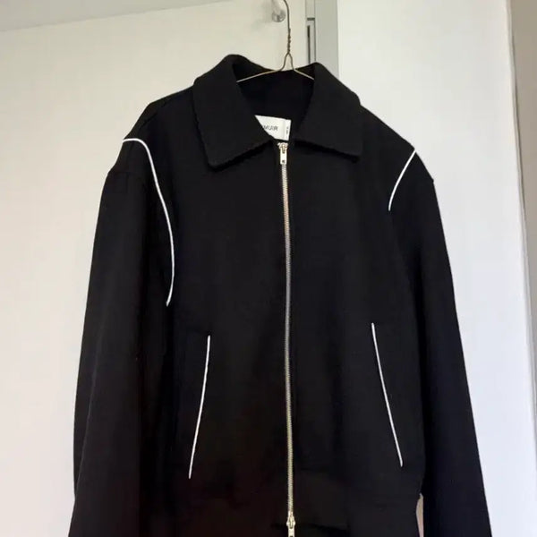 [BUNJANG] KIMUUR Wool Piping Varsity Jacket - Black / 키뮤어 울(WOOL) 파이핑 바시티 자켓 DW_블랙