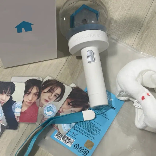 [BUNJANG] BOYNEXTDOOR Official Lightstick & Yoonhak Skateboard Keyring Bundle / * 급처 *보넥도 응원봉 & 운아기 응원봉 커버 일괄판매합니다!! (운학이 스케이트보드 키링까지 넣어드려요)