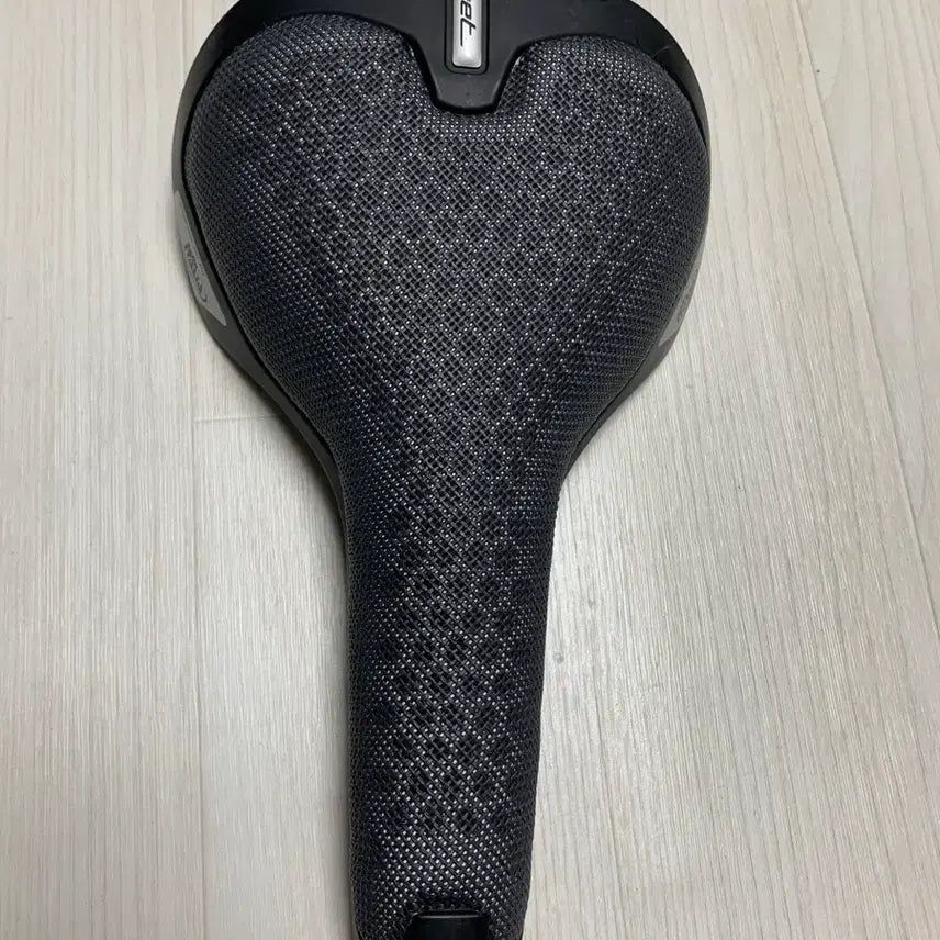[BUNJANG] Selle Italia NET Road Bike Saddle + NPETRNICS Tail Light Bundle / 상태 좋은 셀레(selle) 이탈리아 NET 로드자전거, MTB, 픽시, 하이브리드 안장+엔피트닉스 후미등 팔아요. (택포4.5만)