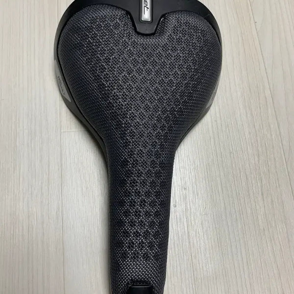 [BUNJANG] Selle Italia NET Road Bike Saddle + NPETRNICS Tail Light Bundle / 상태 좋은 셀레(selle) 이탈리아 NET 로드자전거, MTB, 픽시, 하이브리드 안장+엔피트닉스 후미등 팔아요. (택포4.5만)
