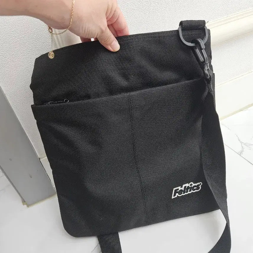 [BUNJANG] Feltics Cross Bag / 펠틱스 크로스 가방