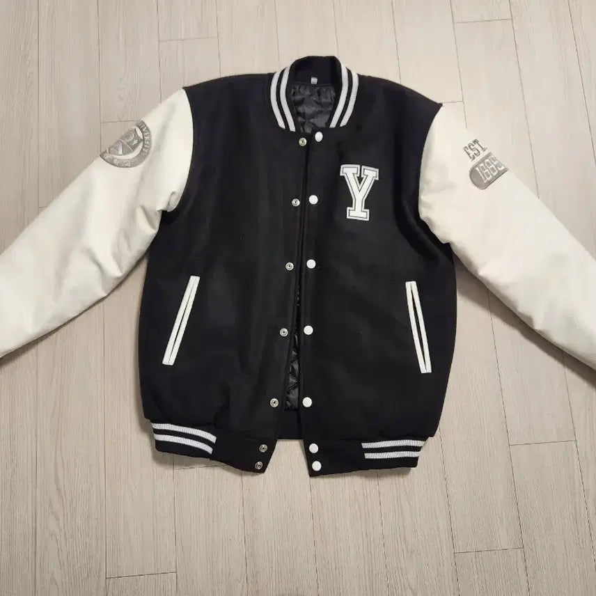 [BUNJANG] Yonsei University Black & White Sleeve Graduating Class Jacket L / 연세대학교 과잠 새거