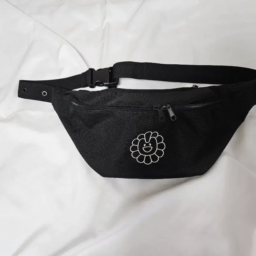 [BUNJANG] NewJeans Murakami Light Stick Bag Hip Pack Black / 뉴진스 무라카미 라이트 스틱백 힙색 블랙