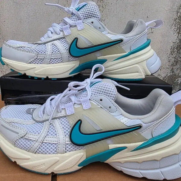 [BUNJANG] Nike V2K Run White Dusty Cactus Women's 240mm / 나이키 V2K 런 화이트 더스티 캑터스 240