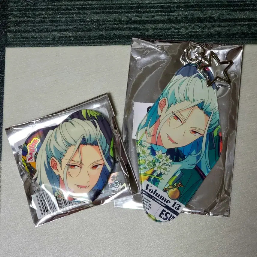 [BUNJANG] Ensemble Stars Nagisa Seishiro Trip Series Acrylic Charm & Can Badge Set / 앙스타 나기사 트립 키링 캔뱃지 세트