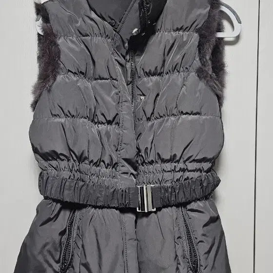 [BUNJANG] Women's Padded Vest with Fur Collar and Belt Detail / 여성 패딩 조끼 퍼카라 벨트